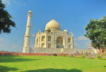 Tadź Mahal – indyjskie mauzoleum wzniesione przez Szahdżahana w Agrze. - obrazy, fototapety, plakaty