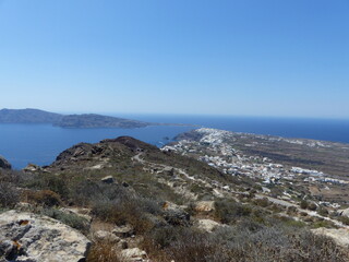 Fototapeta na wymiar Affaccio sul mare lungo la Caldera di Santorini nelle Cicladi in Grecia.