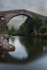 Fototapeta na wymiar Puente romano de Cangas de Onís. Cruz ce la victoria.