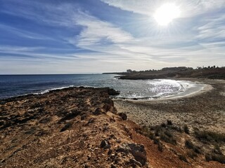 Un cabo pequeño bañado por el bravo sol.