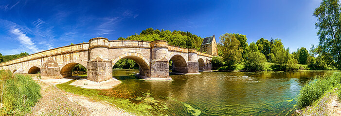 Werrabrücke Creuzberg mit Liboriuskapelle und Fluss, Wartburgkreis, Thüringen, Deutschland