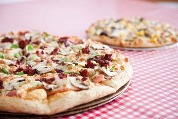 knusprige Pizza, italienisches Essen mit unscharfem Hintergrund