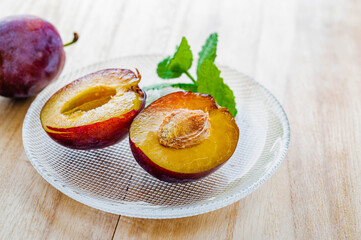 半分にカットした生のプルーン
