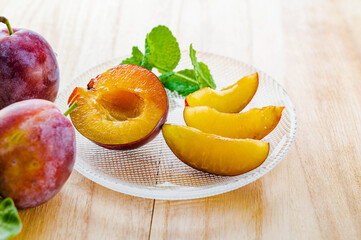 カットした生のプルーン