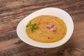 Peas cream soup with smoked ribs