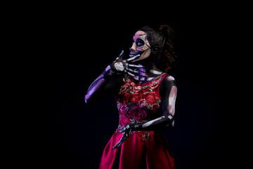 Mujer personificada de calavera con vestido rojo y fondo azul