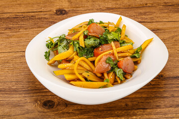 Salad with mango and chicken