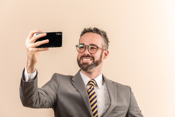 Maestro profesor hombre latino mexicano joven utiliza una tableta sonrisa