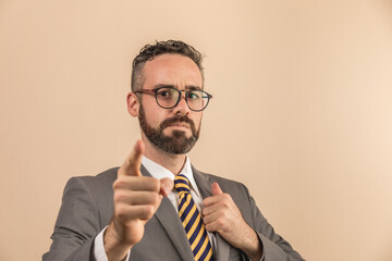 Retrato Hombre de negocios maestro enojado regaño molesto serio