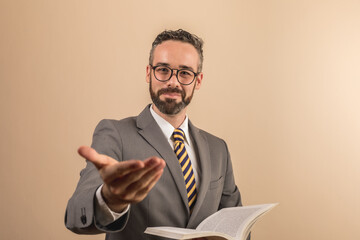 Retrato Hombre de negocios maestro profesional leyendo libro aislado 