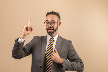 Maestro ejecutivo hombre latino mexicano joven idea pensamiento razon eureka