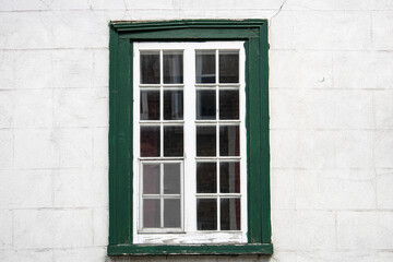 Fototapeta na wymiar Architecture de fenêtre dans le vieux Québec, Bâtiment de la Nouvelle-France. Canada