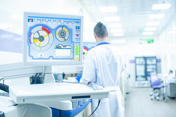 Obraz premium Laboratory assistant in rubber gloves working with a modern immunochemistry analyzer