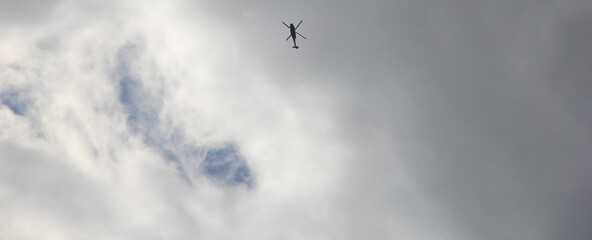 曇り空とヘリコプター