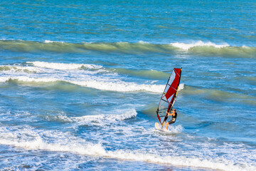 Windsurf esporte com habilidade e destreza no mar