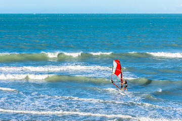 Windsurf esporte com habilidade e destreza no mar