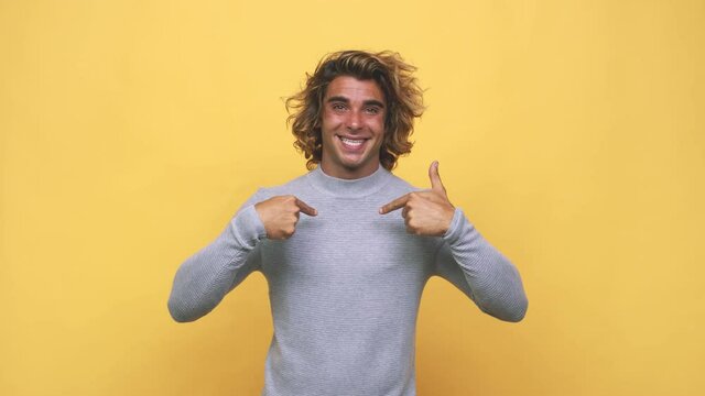 Young cool australian man surprised pointing with finger, smiling broadly