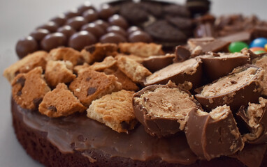 Delicious and chewy brownie with milk chocolate covered and perfects toppings, cookies, dark chocolate and colorful chocolate chips