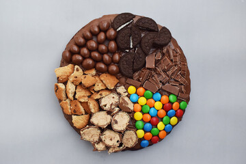 Delicious and chewy brownie with milk chocolate covered and perfects toppings, cookies, dark chocolate and colorful chocolate chips