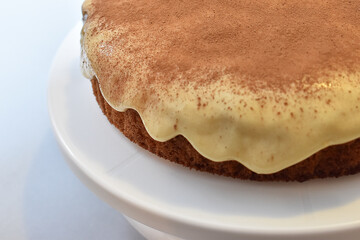 Delicious and fluffy carrot cake with a sweet chesse cream and cinnamon covered, perfect for an afternoon with friends and cup of coffe