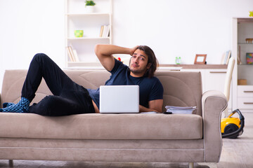 Obraz premium Young man employee working from house