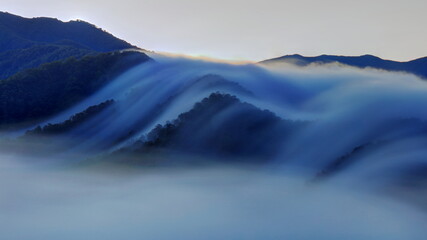 夜明けの枝折峠滝雲