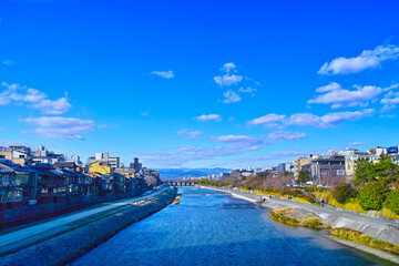Fototapeta premium 京都、早春の四条大橋から見た鴨川の上流方向の風景 