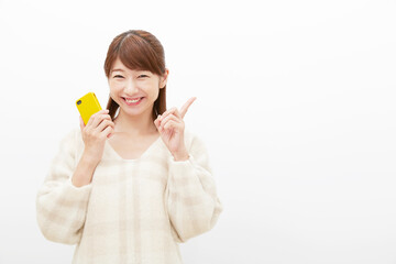 女性　スマートフォン　指差し
