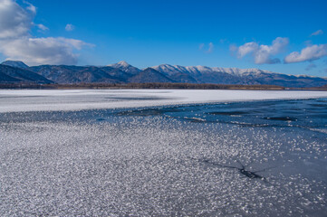青空の下の冬の湖。屈斜路湖、北海道。