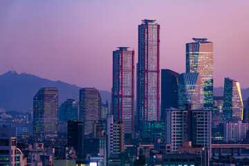 Fototapeta premium Seoul city skyline at dust at business residential area.
