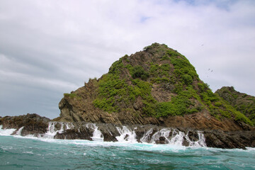 Fototapeta na wymiar rock in the ocean