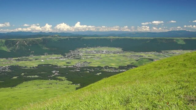 風にゆれる阿蘇杵島岳のススキと北外輪山