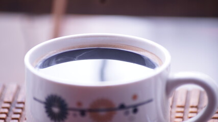 vista en picado de taza de café con base de madera 