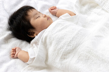 Obraz na płótnie Canvas 寝てる生後2ヶ月の赤ちゃん
