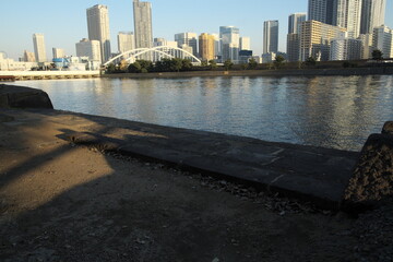 東京湾につながる運河の向こう側のビル軍と青空