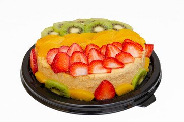 Hermoso flan hecho en casa decorado con frutas coloridas. Aislado, recortable sobre fondo blanco.