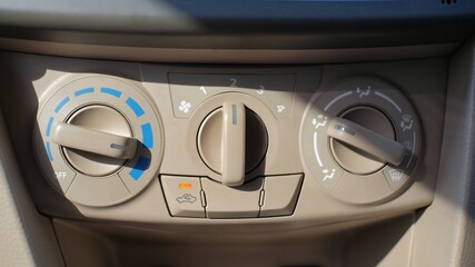 Control the temperature and speed of the car Air Conditioning fan which is located on the dashboard to make it easier for drivers to reach it