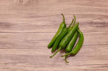 Chile serrano sobre mesa de madera. Aislado.