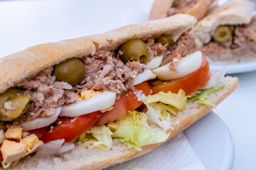 sandwich belegt mit thunfisch tomaten eier salat und oliven
