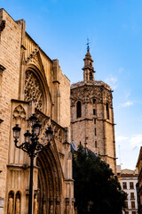 Fototapeta na wymiar Kathedrale an der plaza de la virgen in der altstadt von Valencia 