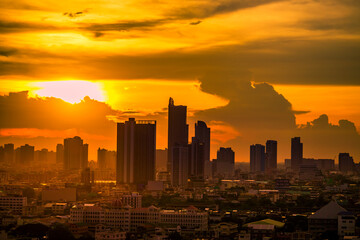 Obraz premium Blurred abstract background view of the night sky, ambience surrounded by condominiums and street lighting, dispersion of accommodation in the capital.