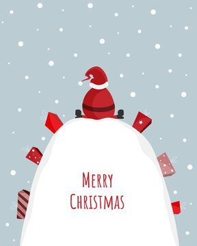 Merry Christmas - Weihnachtsmann sitzt im Schnee zwischen Geschenken auf Hügel. Geschenkkarte. Banner. Blau. Copy Space
