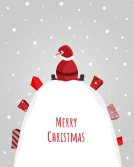 Merry Christmas - Weihnachtsmann sitzt im Schnee zwischen Geschenken auf Hügel. Geschenkkarte. Banner. Grau. Copy Space