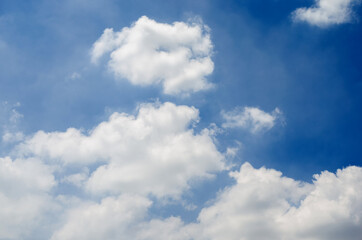 Obraz premium beautiful blue sky and white fluffy cloud horizon outdoor for background.