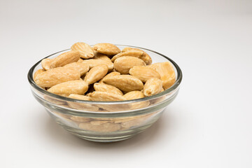 Bol de Almendras fritas para aperitivo con fondo blanco