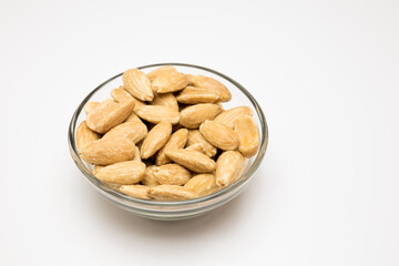 Bol de Almendras fritas para aperitivo con fondo blanco