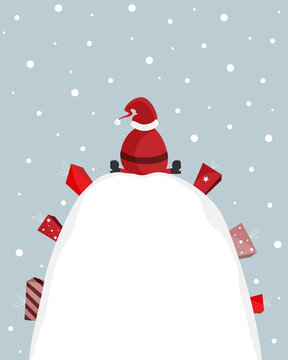 Geschenkkarte - Weihnachtsmann sitzt im Schnee zwischen Geschenken auf Hügel. Banner. Blau. Copy Space