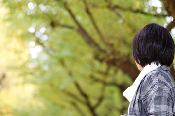 秋の自然の中にいる女性のイメージ