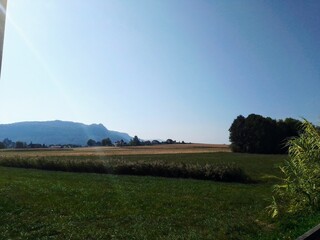 champs et montagne
