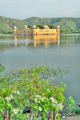Pałac na wodzie w pobliżu indyjskie miejscowości Amber.
